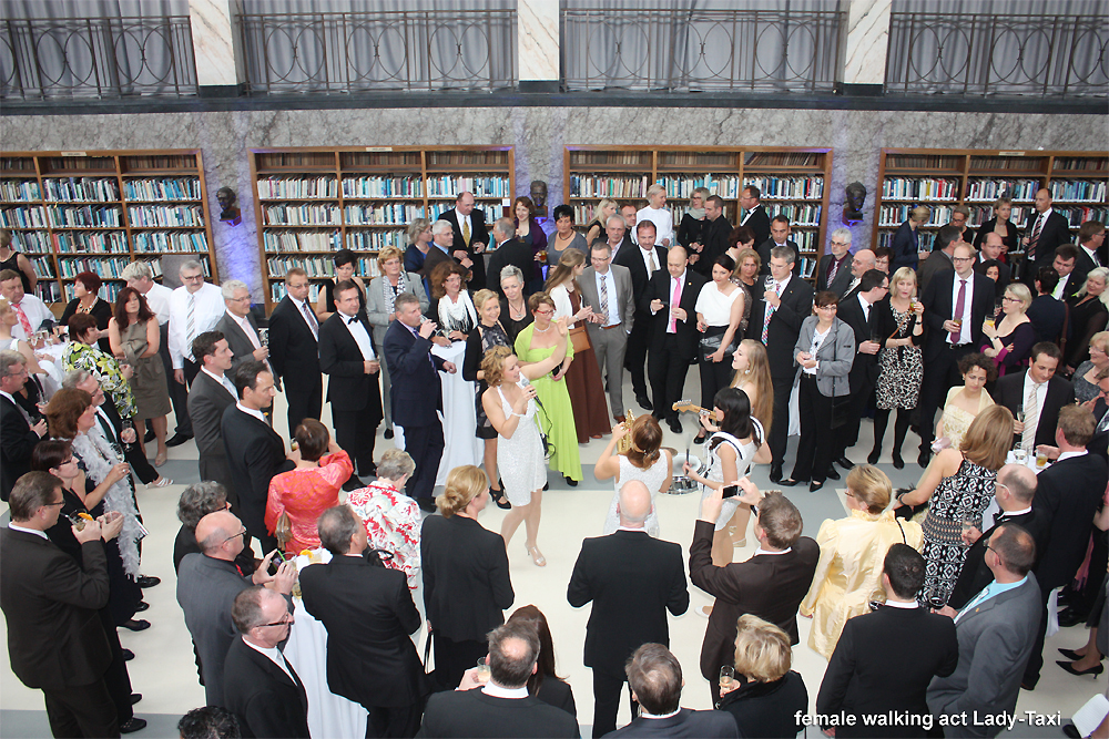 3 female walking act Lady-Taxi by Uta Sophie Halbritter eM